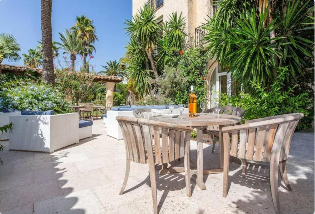 Le Castel Rose Super Cannes, Face Aux Iles De Lerins Валлорис Экстерьер фото